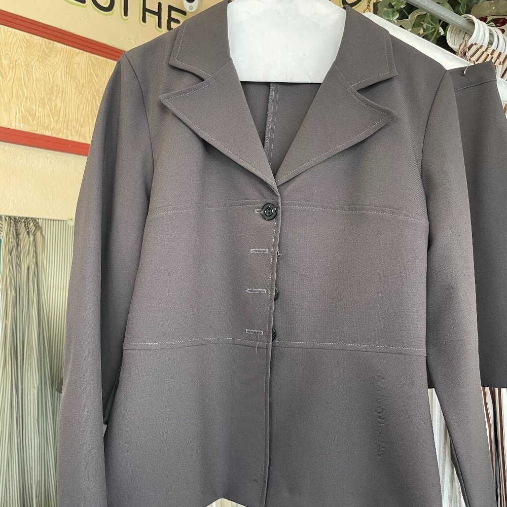 Skirt suit